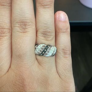 Size 8 white gold ring with black stones